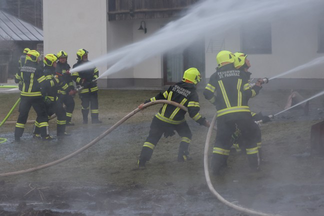Alarmstufe 2: Wirtschaftstrakt auf Bauernhof in Hinterstoder in Vollbrand