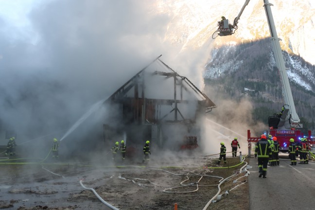 Alarmstufe 2: Wirtschaftstrakt auf Bauernhof in Hinterstoder in Vollbrand