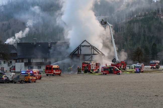 Alarmstufe 2: Wirtschaftstrakt auf Bauernhof in Hinterstoder in Vollbrand