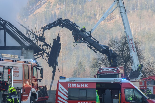 Alarmstufe 2: Wirtschaftstrakt auf Bauernhof in Hinterstoder in Vollbrand