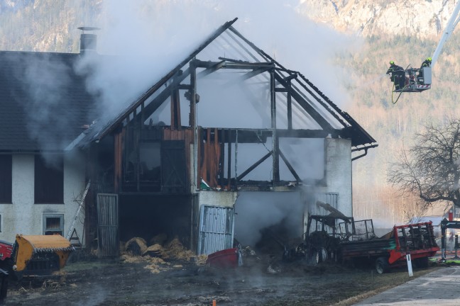 Alarmstufe 2: Wirtschaftstrakt auf Bauernhof in Hinterstoder in Vollbrand