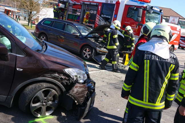 Drei teils Schwerverletzte bei schwerem Kreuzungscrash auf Gmundener Strae bei Laakirchen