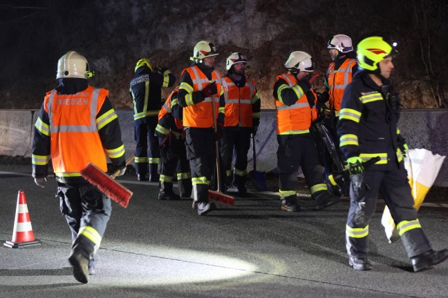 T�dlicher Verkehrsunfall: Kleintransporter auf Westautobahn bei Ohlsdorf gegen LKW gekracht