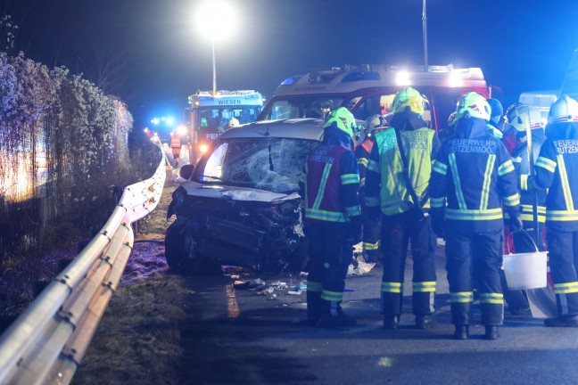 T�dlicher Verkehrsunfall: Kleintransporter auf Westautobahn bei Ohlsdorf gegen LKW gekracht