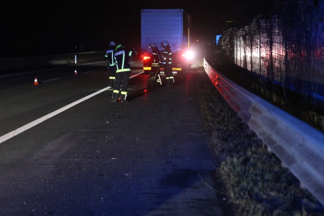 T�dlicher Verkehrsunfall: Kleintransporter auf Westautobahn bei Ohlsdorf gegen LKW gekracht