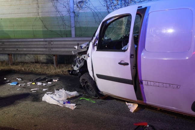 T�dlicher Verkehrsunfall: Kleintransporter auf Westautobahn bei Ohlsdorf gegen LKW gekracht