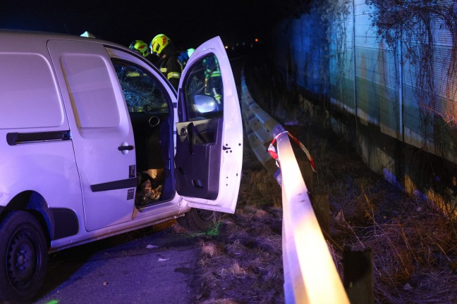 T�dlicher Verkehrsunfall: Kleintransporter auf Westautobahn bei Ohlsdorf gegen LKW gekracht