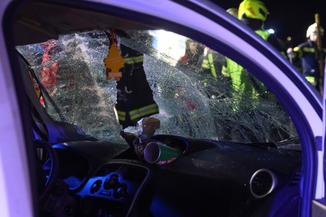 T�dlicher Verkehrsunfall: Kleintransporter auf Westautobahn bei Ohlsdorf gegen LKW gekracht
