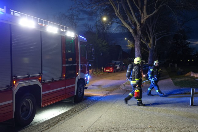 Einsatzkr�fte bei Brandverdacht in der Tiefgarage einer Wohnanlage in Wels-Lichtenegg im Einsatz