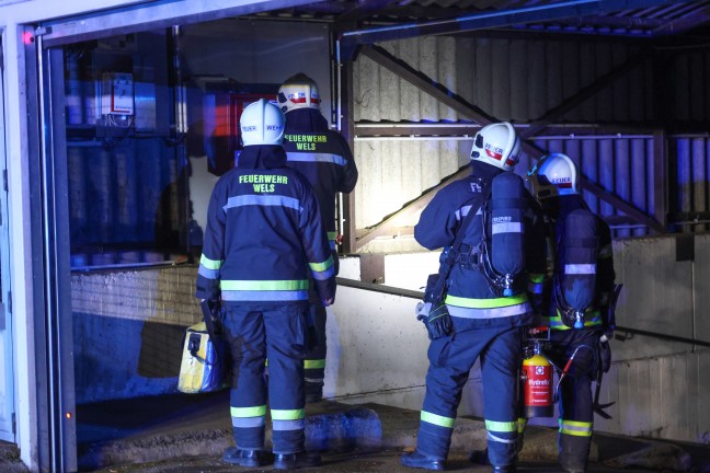Einsatzkr�fte bei Brandverdacht in der Tiefgarage einer Wohnanlage in Wels-Lichtenegg im Einsatz