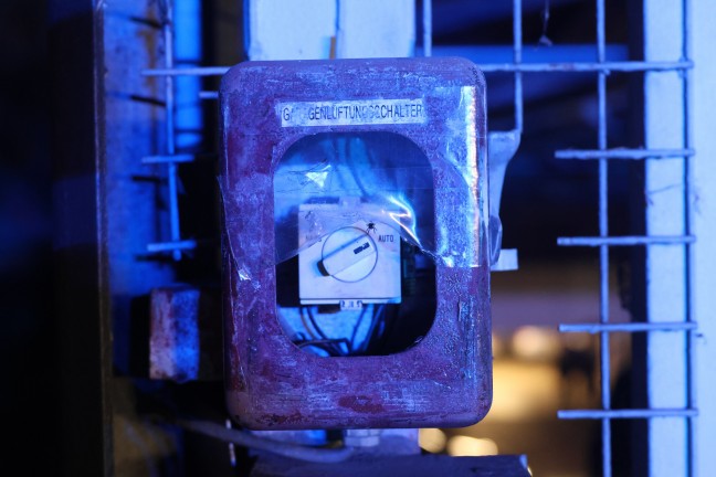 Einsatzkr�fte bei Brandverdacht in der Tiefgarage einer Wohnanlage in Wels-Lichtenegg im Einsatz