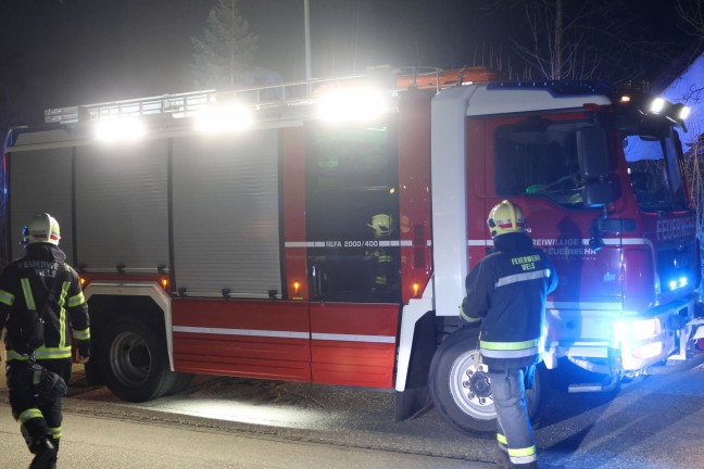 Einsatzkr�fte bei Brandverdacht in der Tiefgarage einer Wohnanlage in Wels-Lichtenegg im Einsatz
