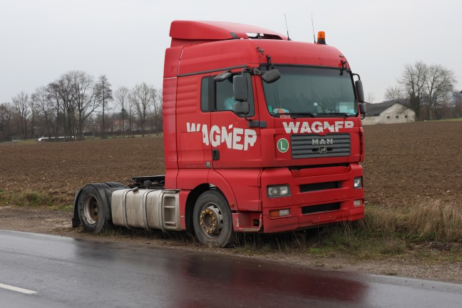 Vergessene LKW-Zugmaschine in Wels-Schafwiesen wird offensichtlich in Einzelteilen abgetragen