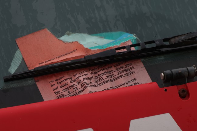 Vergessene LKW-Zugmaschine in Wels-Schafwiesen wird offensichtlich in Einzelteilen abgetragen