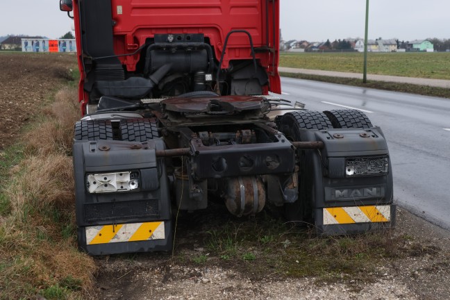 Vergessene LKW-Zugmaschine in Wels-Schafwiesen wird offensichtlich in Einzelteilen abgetragen