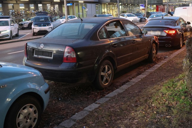 Vergessene LKW-Zugmaschine in Wels-Schafwiesen wird offensichtlich in Einzelteilen abgetragen