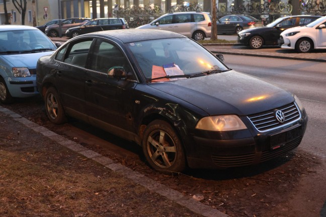 Vergessene LKW-Zugmaschine in Wels-Schafwiesen wird offensichtlich in Einzelteilen abgetragen