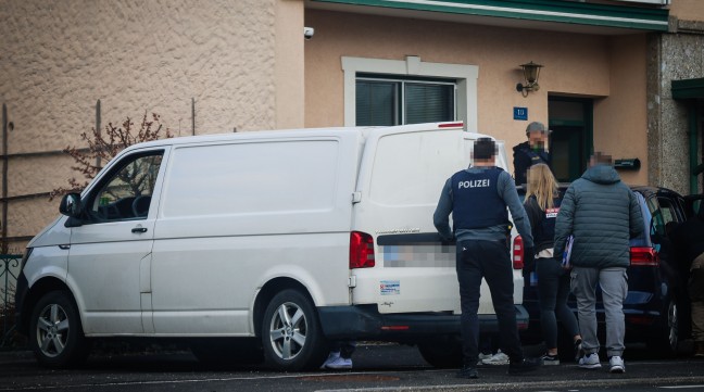 Polizeiliche Durchsuchungen in Eggelsberg und Salzburg wegen Schchtungen von Schafen und Rindern