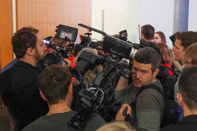 �rztin beging Suizid: Sehr gro�es Medieninteresse bei Prozessauftakt um verschickte Hassnachrichten