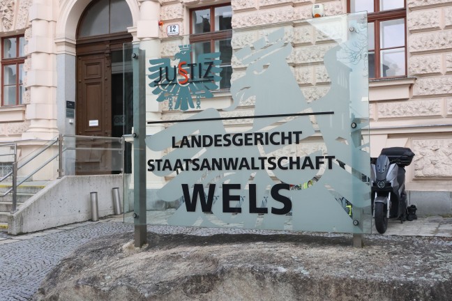 �rztin beging Suizid: Sehr gro�es Medieninteresse bei Prozessauftakt um verschickte Hassnachrichten