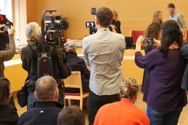 �rztin beging Suizid: Sehr gro�es Medieninteresse bei Prozessauftakt um verschickte Hassnachrichten