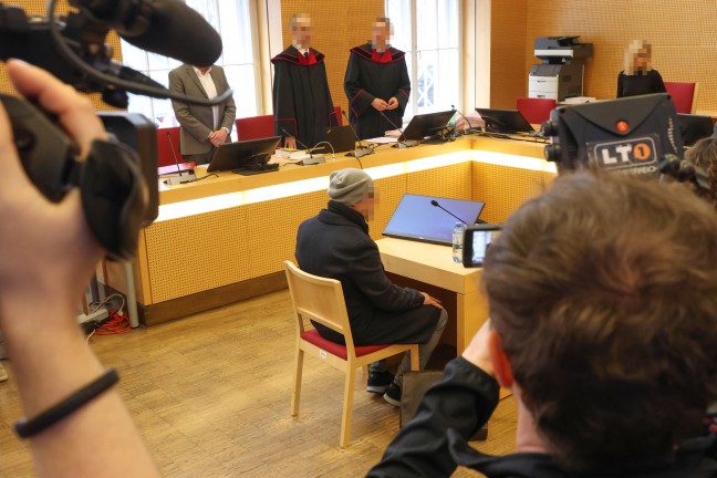 �rztin beging Suizid: Sehr gro�es Medieninteresse bei Prozessauftakt um verschickte Hassnachrichten