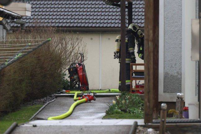 Sechs Feuerwehren bei Zimmerbrand in einem Mehrparteienwohngebude in Pettenbach im Einsatz