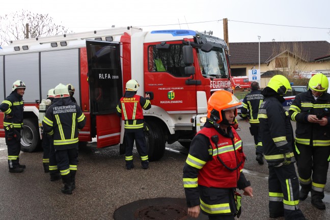 Sechs Feuerwehren bei Zimmerbrand in einem Mehrparteienwohngebude in Pettenbach im Einsatz