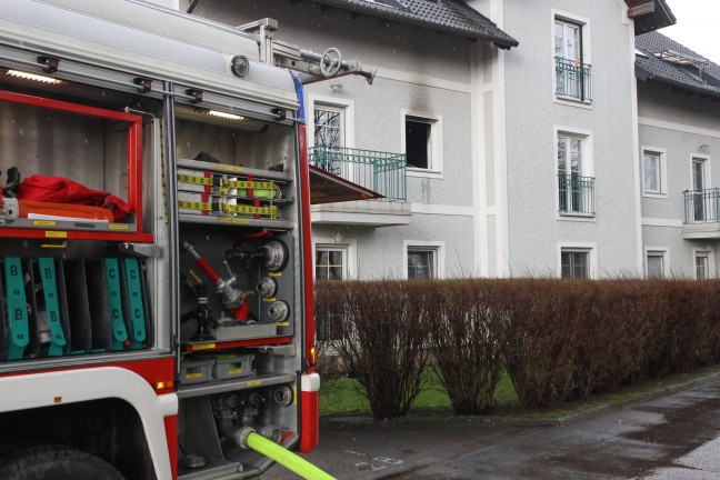 Sechs Feuerwehren bei Zimmerbrand in einem Mehrparteienwohngebude in Pettenbach im Einsatz
