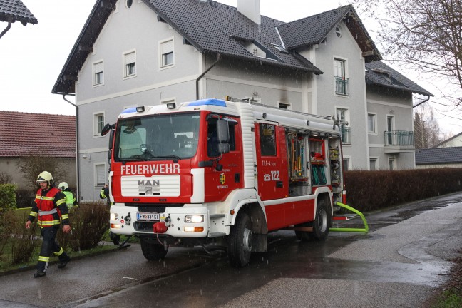 Sechs Feuerwehren bei Zimmerbrand in einem Mehrparteienwohngebude in Pettenbach im Einsatz