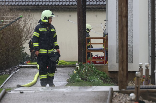 Sechs Feuerwehren bei Zimmerbrand in einem Mehrparteienwohngebude in Pettenbach im Einsatz