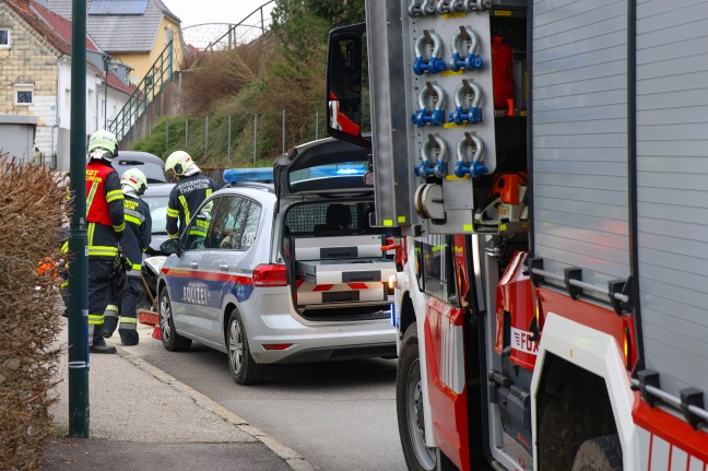PKW-Lenkerin kracht in Thalheim bei Wels mit Auto gegen Steinmauer