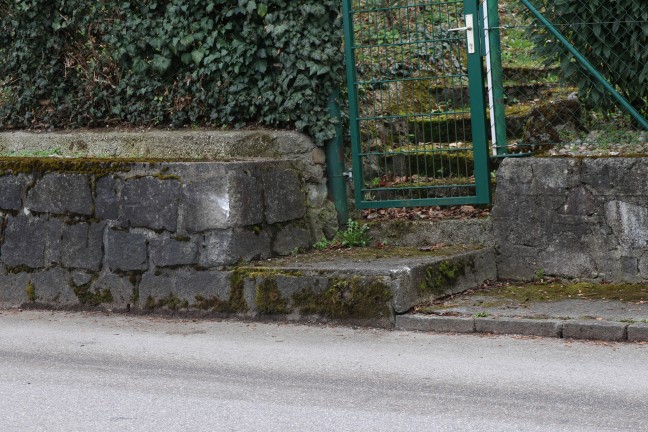 PKW-Lenkerin kracht in Thalheim bei Wels mit Auto gegen Steinmauer