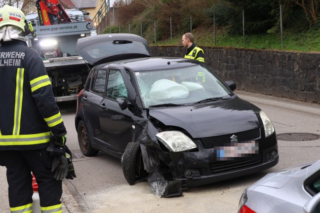 PKW-Lenkerin kracht in Thalheim bei Wels mit Auto gegen Steinmauer