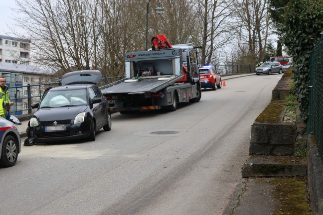 PKW-Lenkerin kracht in Thalheim bei Wels mit Auto gegen Steinmauer