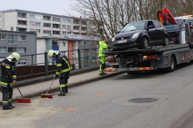 PKW-Lenkerin kracht in Thalheim bei Wels mit Auto gegen Steinmauer