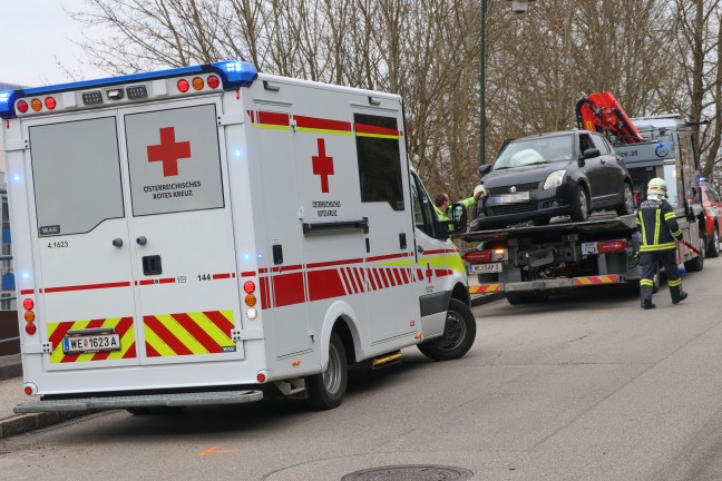 PKW-Lenkerin kracht in Thalheim bei Wels mit Auto gegen Steinmauer