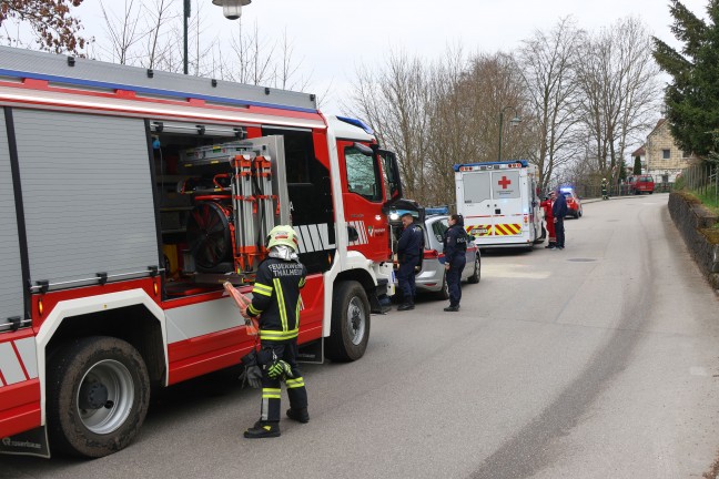 PKW-Lenkerin kracht in Thalheim bei Wels mit Auto gegen Steinmauer