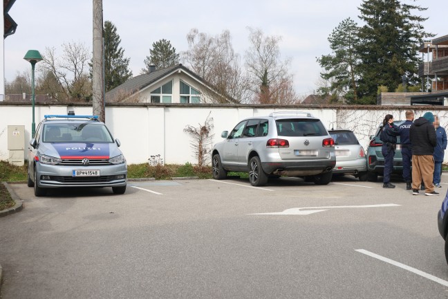 Gaspedal mit Bremse verwechselt: Unfall auf Parkplatz in Lambach endet mit drei kaputten Autos