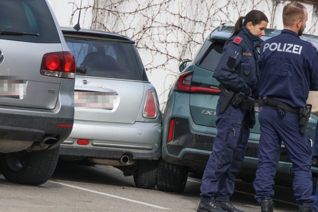Gaspedal mit Bremse verwechselt: Unfall auf Parkplatz in Lambach endet mit drei kaputten Autos
