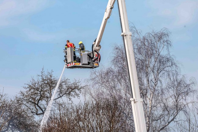Alarmstufe 3: Groeinsatz fr 19 Feuerwehren bei Gebudebrand in Taufkirchen an der Pram