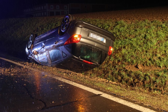 Auto am Dach: PKW-�berschlag bei Niederneukirchen endet mit zwei Verletzten
