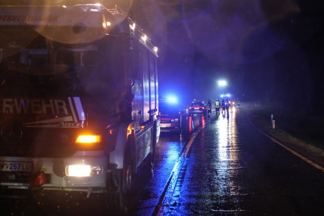 Auto am Dach: PKW-�berschlag bei Niederneukirchen endet mit zwei Verletzten