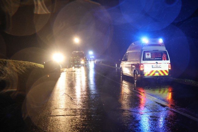 Auto am Dach: PKW-�berschlag bei Niederneukirchen endet mit zwei Verletzten