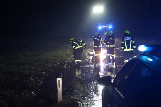 Auto am Dach: PKW-�berschlag bei Niederneukirchen endet mit zwei Verletzten