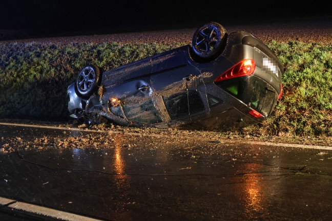 Auto am Dach: PKW-�berschlag bei Niederneukirchen endet mit zwei Verletzten