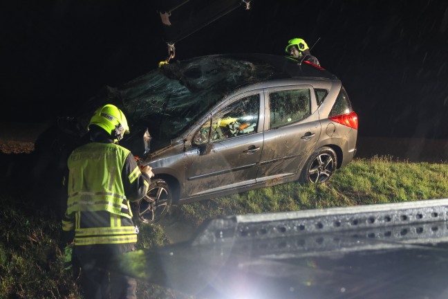 Auto am Dach: PKW-�berschlag bei Niederneukirchen endet mit zwei Verletzten