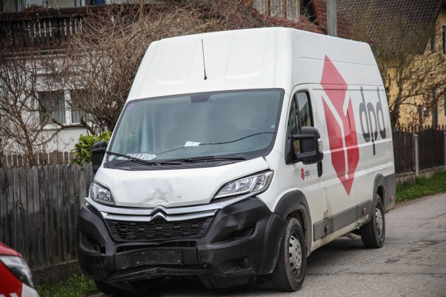 Kreuzungskollision zwischen Kleintransporter und PKW in Marchtrenk fordert eine verletzte Person