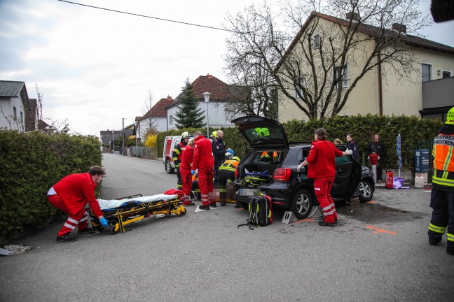 Kreuzungskollision zwischen Kleintransporter und PKW in Marchtrenk fordert eine verletzte Person