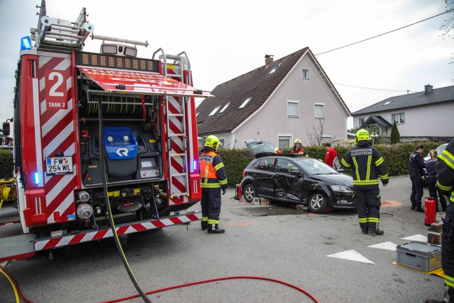 Kreuzungskollision zwischen Kleintransporter und PKW in Marchtrenk fordert eine verletzte Person